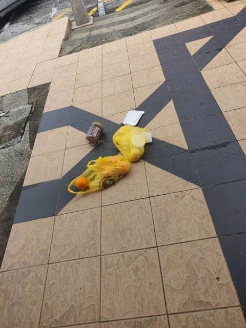 瘋漢大鬧芙蓉壁畫街　擊破車窗偷走現金文件