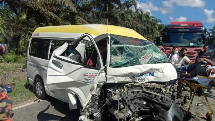 斗湖古納路嚴重車禍 傷者被夾在駕駛座