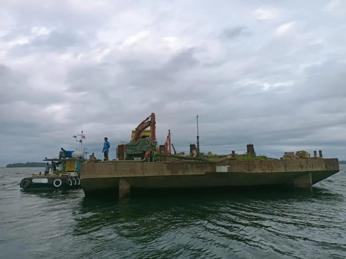 在允許範圍外作業 閩海事局扣拖船駁船