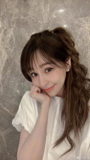 王心凌自拍驚見「手肘整塊紅腫」　網民：要買保險