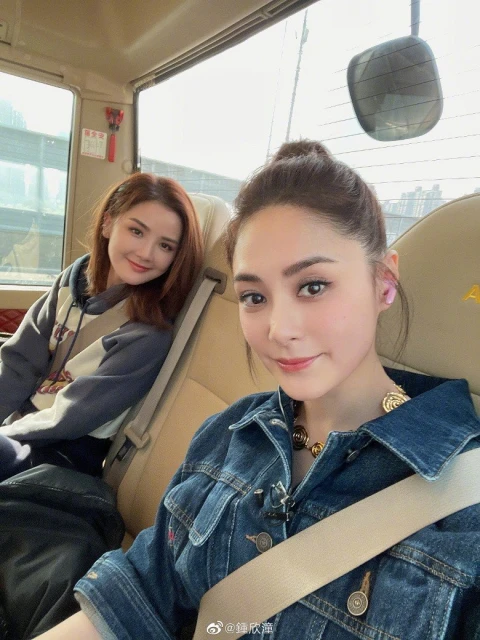 Twins同步自拍收工秒變臉　網笑：太真實了！