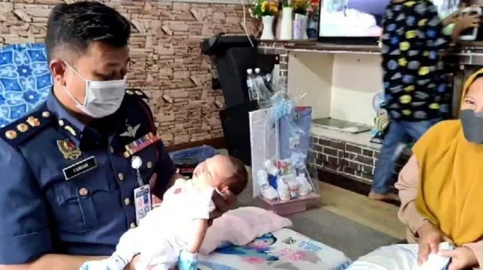 車內誕女嬰　母女安康出院