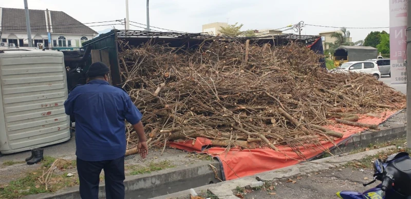 轉出路口後輪爆胎　拖格羅里失重心翻覆