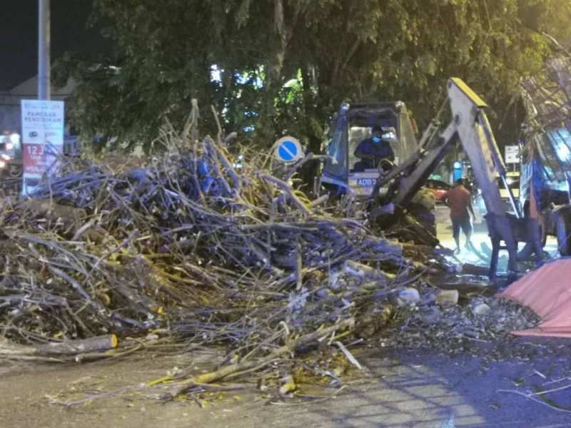 轉出路口後輪爆胎　拖格羅里失重心翻覆