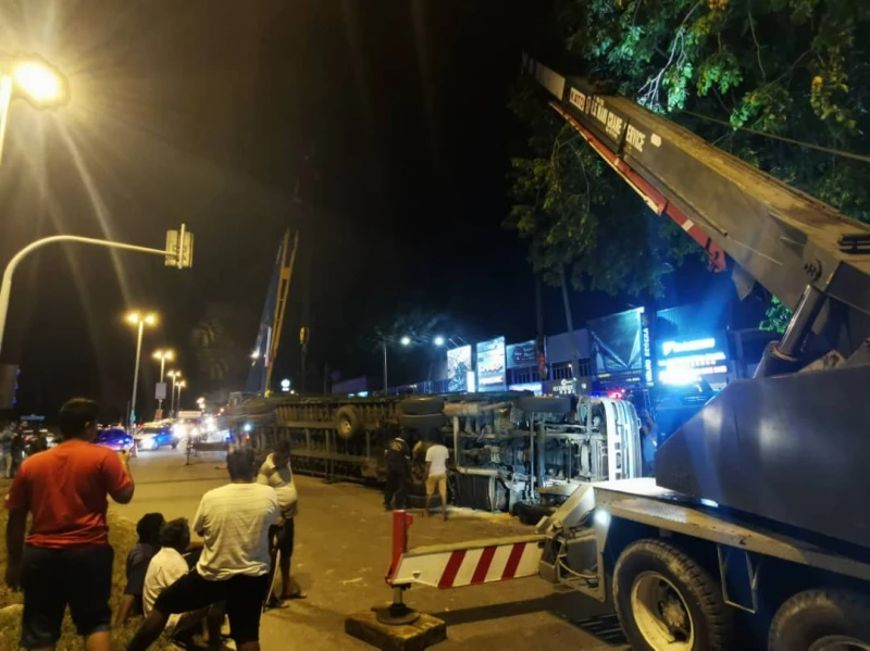 轉出路口後輪爆胎　拖格羅里失重心翻覆