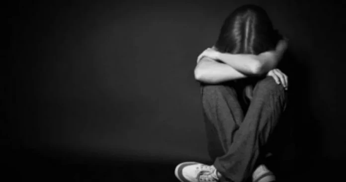 13歲少女肚子疼痛　被揭發哥哥多次強姦成孕