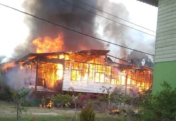 摩羅帶路雙溪依曼昨午火災燒3屋兩台交通工具