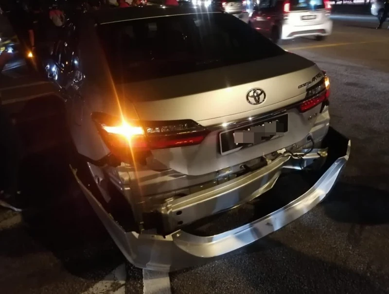 男子交通燈處癲癇症發作誤踩油門　引發10車連環撞意外