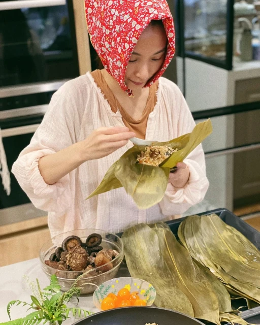 田馥甄端午獻包粽處女秀　粉絲敲碗：女神肉粽哪裡買？