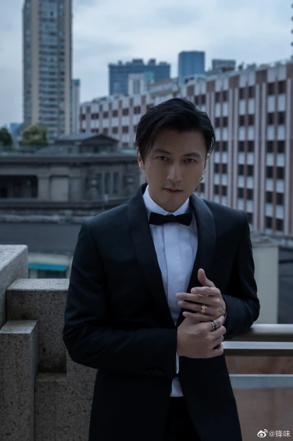 員工問「要吃巧克力嗎？」　謝霆鋒掀衣神回應被贊：太會撩！