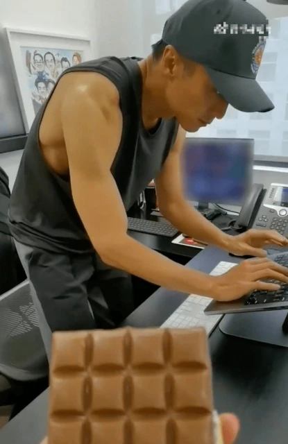 員工問「要吃巧克力嗎？」　謝霆鋒掀衣神回應被贊：太會撩！