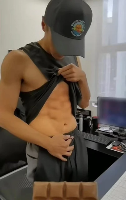 員工問「要吃巧克力嗎？」　謝霆鋒掀衣神回應被贊：太會撩！