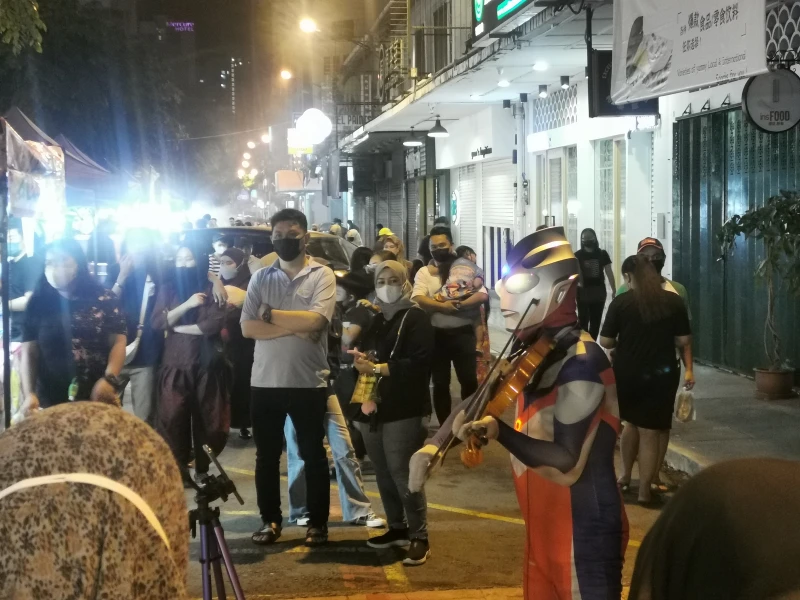 「奧特曼」拉小提琴演奏 加雅街美食夜市熱鬧