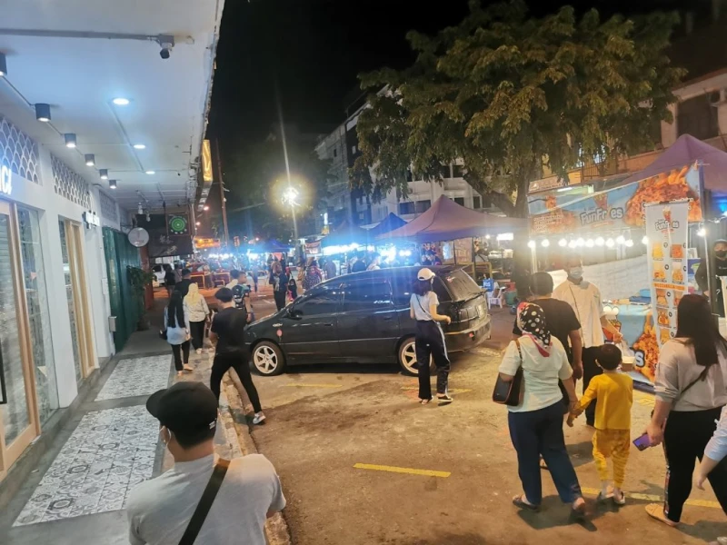 「奧特曼」拉小提琴演奏 加雅街美食夜市熱鬧