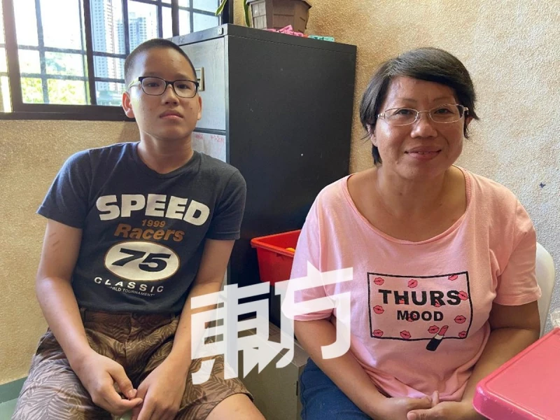 父患肝癌離世母中風無法工作　檳華裔小兄妹一家求援