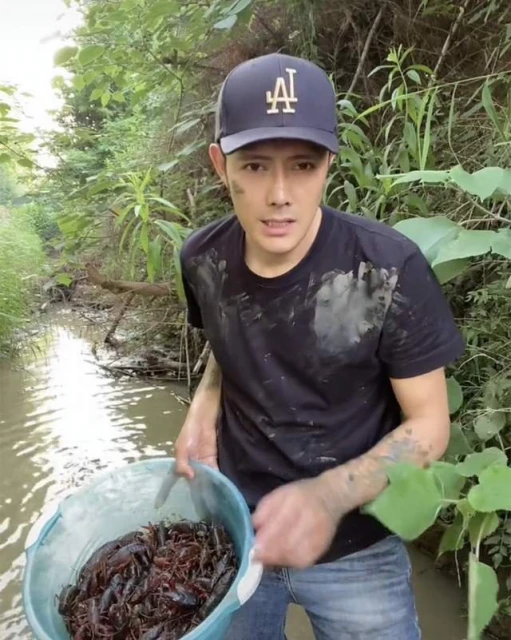 男星回老家擺地攤賣菜遭諷「落魄」　本尊大器回應：我一點都不慘