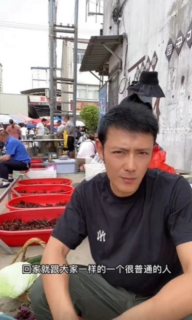 男星回老家擺地攤賣菜遭諷「落魄」　本尊大器回應：我一點都不慘