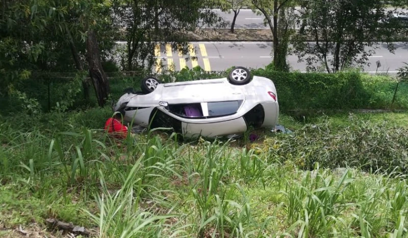 轎車不慎失控   掉落山下約20米腰間
