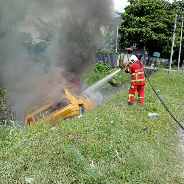 花蝴蝶失控衝進溝渠失火燃燒