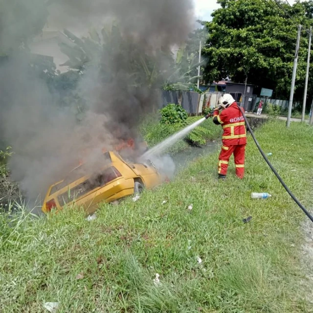 花蝴蝶失控衝進溝渠失火燃燒