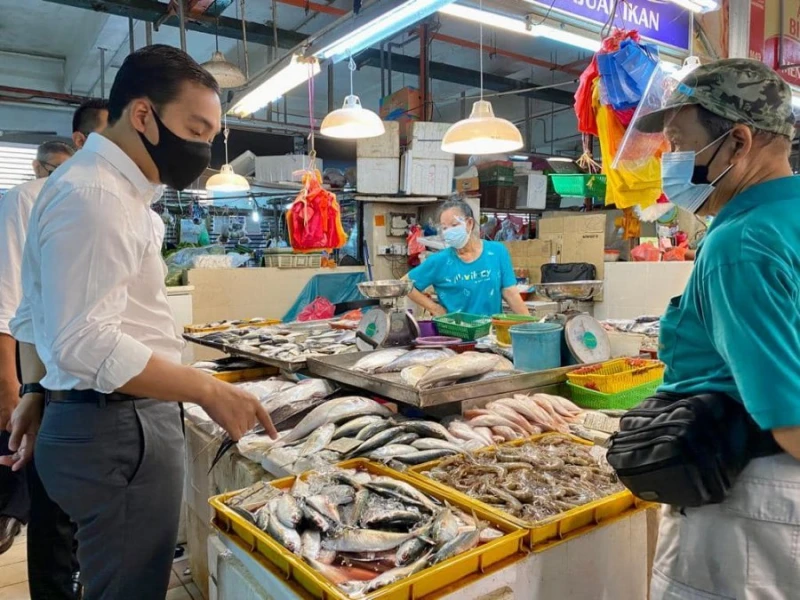 物價攀升惹民怨　柔大臣親訪巴剎體察民情