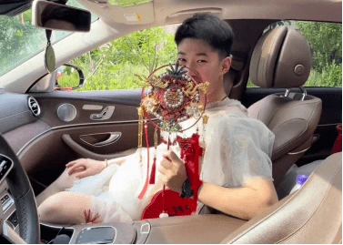 從小認識已27年　男子穿伴娘禮服送發小出嫁