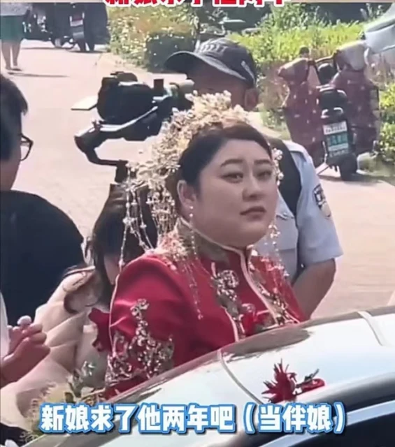 從小認識已27年　男子穿伴娘禮服送發小出嫁