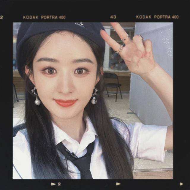 閨蜜曬照曝34歲趙麗穎真實狀態　網贊：像小孩