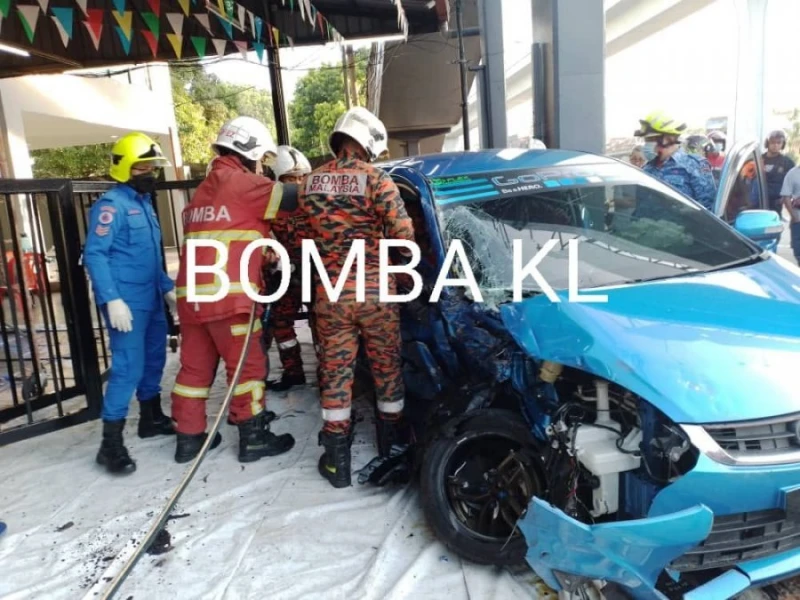 車禍困車內　司機被救出