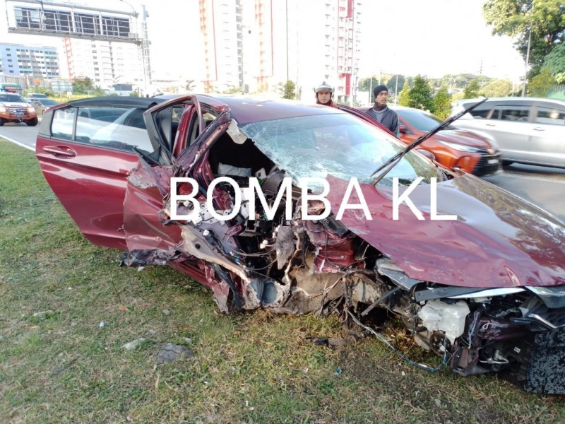 車禍困車內　司機被救出