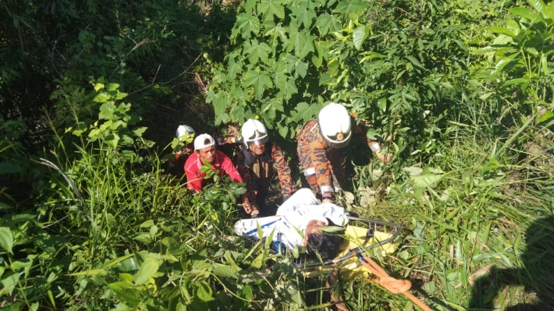 摩多車失控衝進路邊草叢山谷