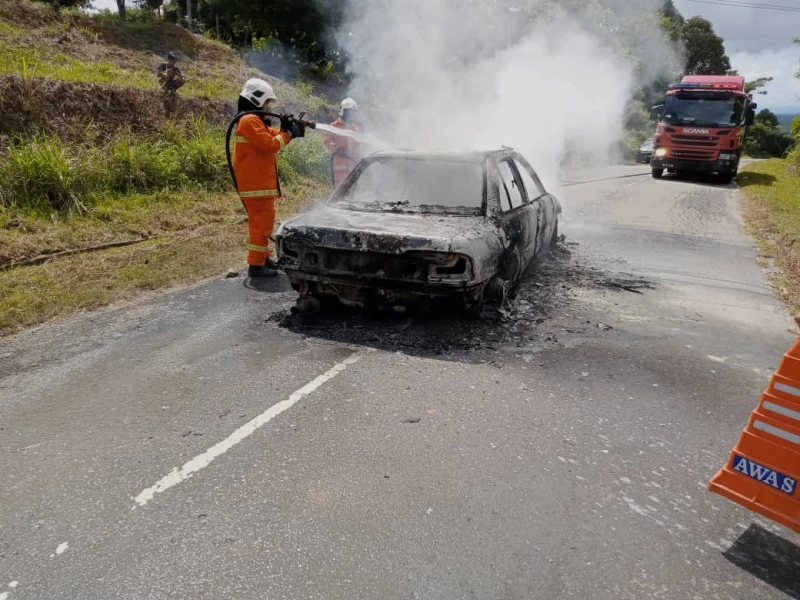 行駛中引擎部位冒煙著火   司機棄車逃命