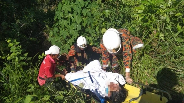 摩托失控墜山坡 騎士被救送醫