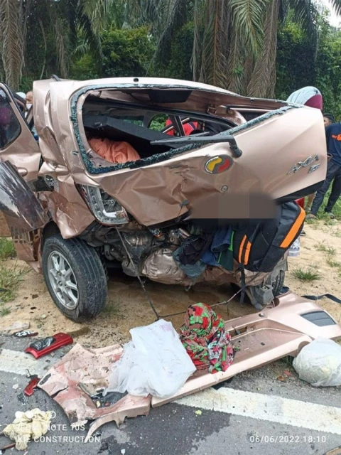 轎車失控駛入反方向車道　撞1車1摩哆釀11人傷