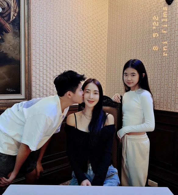 曹格11歲愛女穿媽媽泳衣　網驚嘆：變長腿姐姐了！