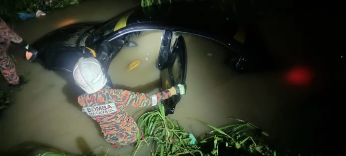 汽車大雨天中失控開進水溝   男司機從半浸泡座駕爬出脫險