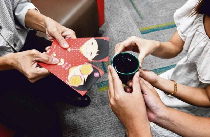 獅城離婚夫婦爭奪百萬元敬茶紅包　家長送重禮須注意兩點