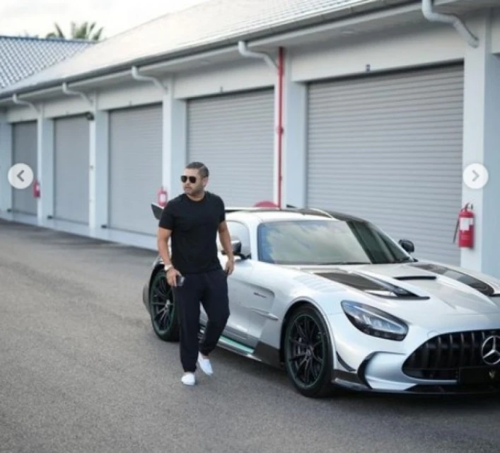 曬千萬超跑引網民熱議 柔王儲喜提新車?