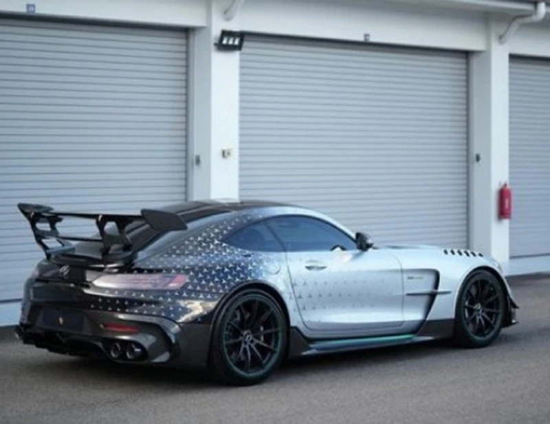 曬千萬超跑引網民熱議　柔王儲喜提新車？　