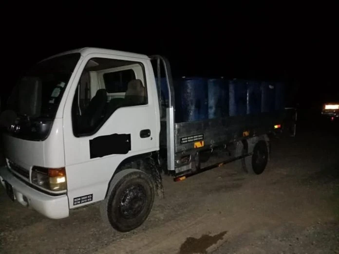 3男涉嫌走私4400公升津貼汽油  遭山打根普通行動部隊逮捕