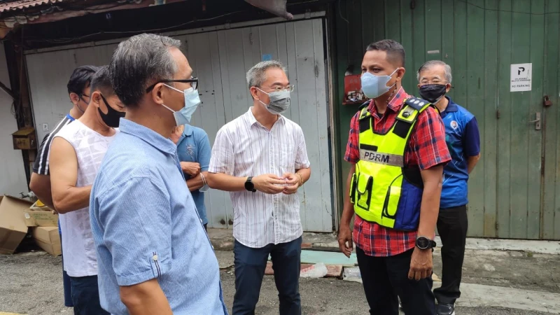 【甲華婦葬身火海】隔鄰店屋早上再起火　國州議員找滅火器滅火