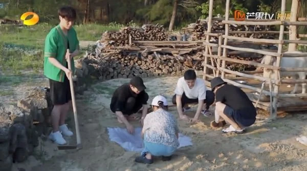 《嚮往的生活》遭控造假？ 明星體驗農村生活 居民爆：他們找阿姨洗碗