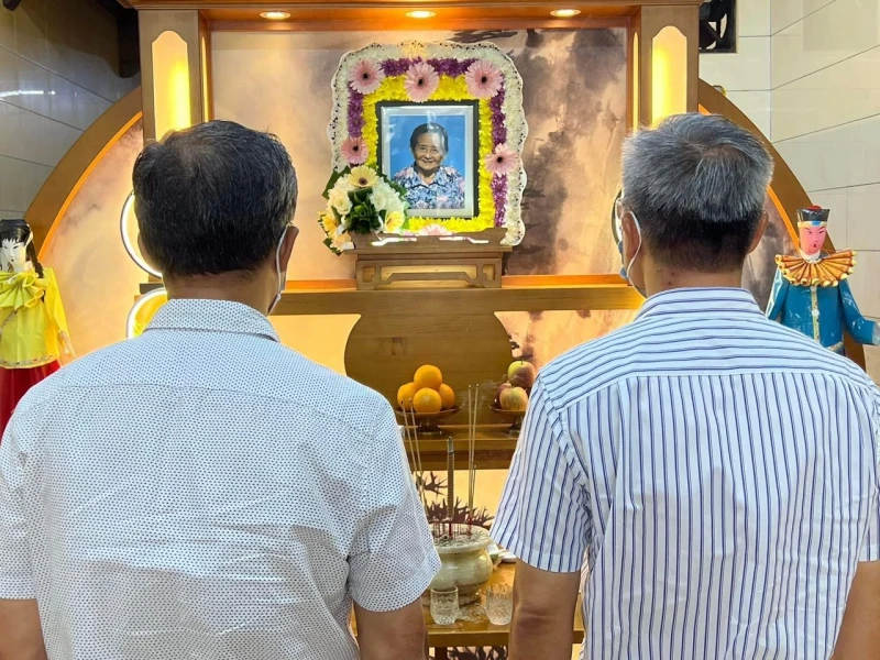 【甲華婦葬身火海】邱培棟劉志俍靈堂前致祭　向「Micheal嫂」獻最後敬意