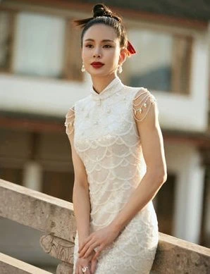 55歲李若彤曬絕美旗袍照自贊「豆蔻年華」　遭網吐槽 本人高情商回復