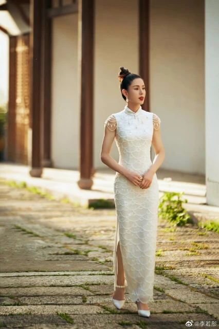 55歲李若彤曬絕美旗袍照自贊「豆蔻年華」　遭網吐槽 本人高情商回復