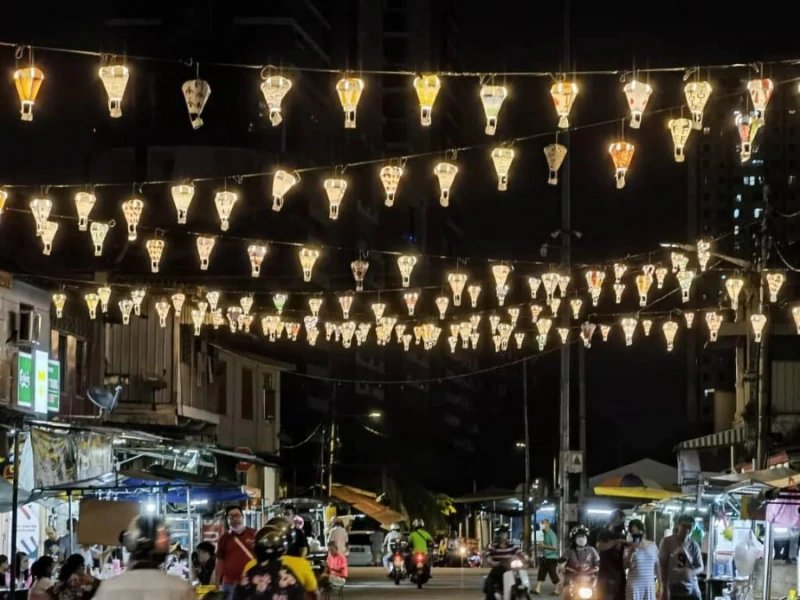 日落洞巴剎前掛起迷你熱氣球 歡迎打卡拍照