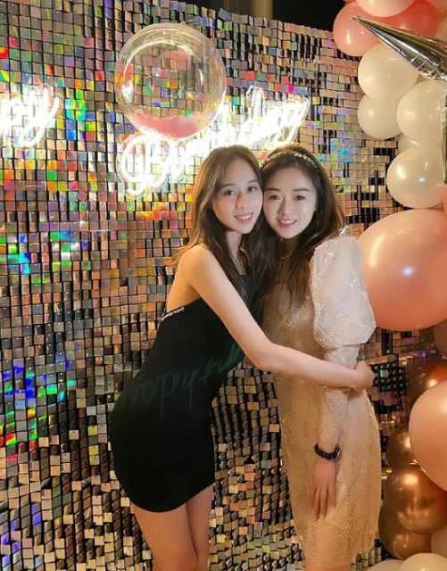 賭王最寵小女兒清純低調　陪閨密慶生罕穿性感禮服