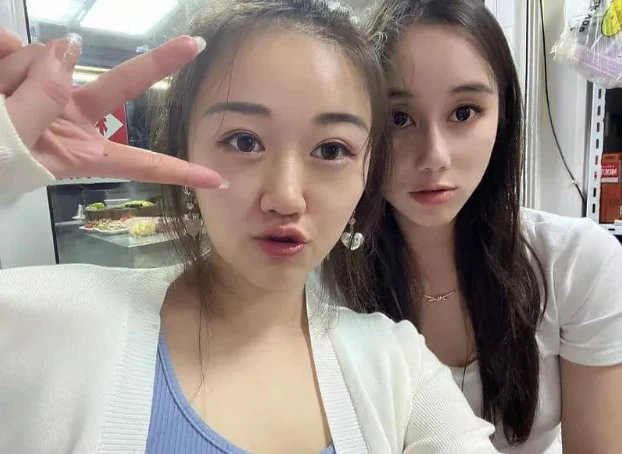 賭王最寵小女兒清純低調　陪閨密慶生罕穿性感禮服