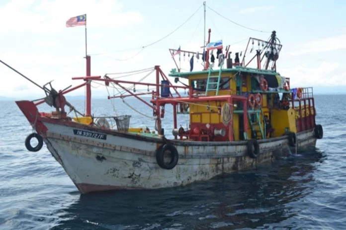 雇用非法移民 本地漁船被扣