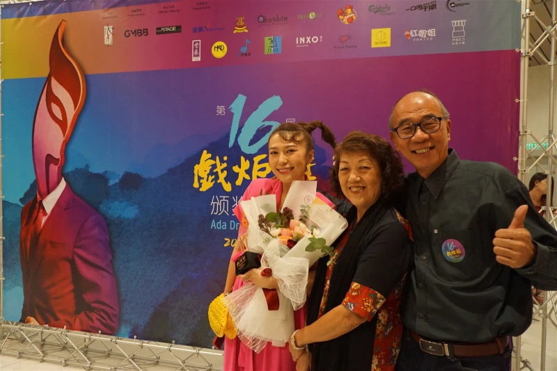 爸爸曬女兒認證「頭號粉絲」　溫慧茵不急婚跟爸媽「講道理」